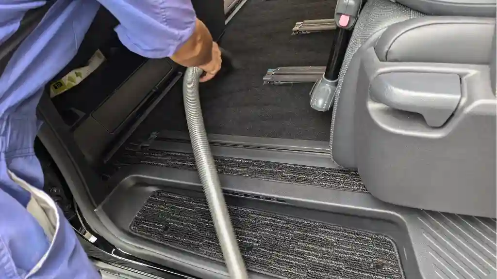 車内全体に掃除機をかける