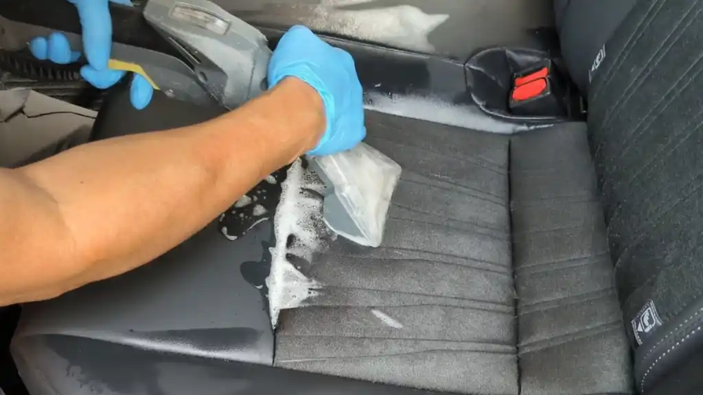 車のシートクリーニングの様子
