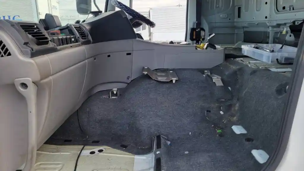 トラックのシートを外して車内クリーニング