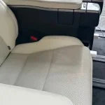 革専用のクリーナーで汚れを取り除きます