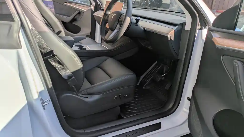 丁寧に車内をクリーニング