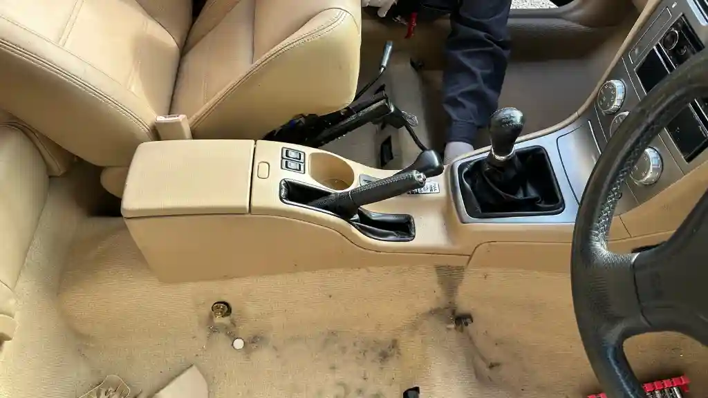 見えない部分まで車内清掃