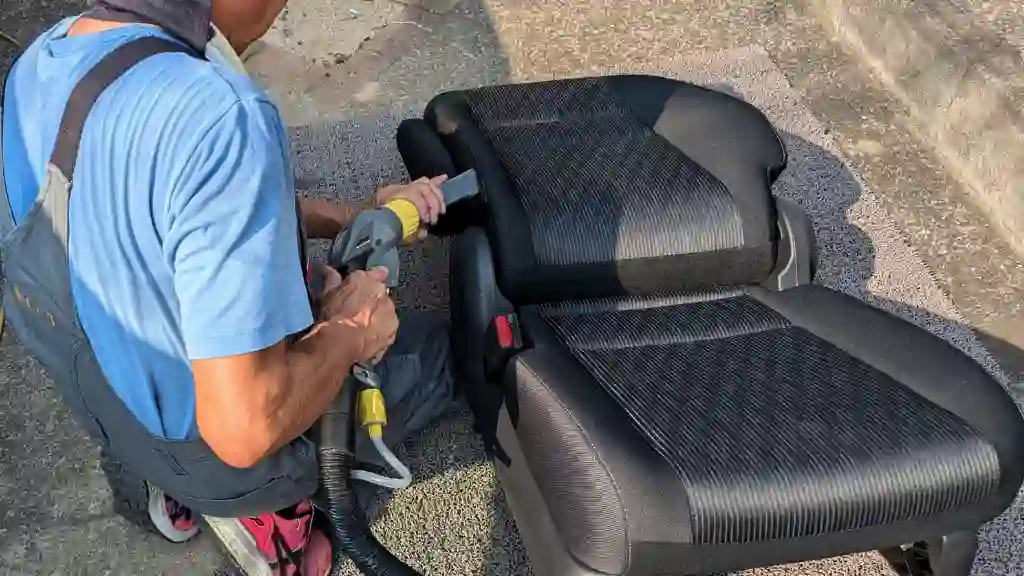 車のシートを嘔吐汚れを清掃
